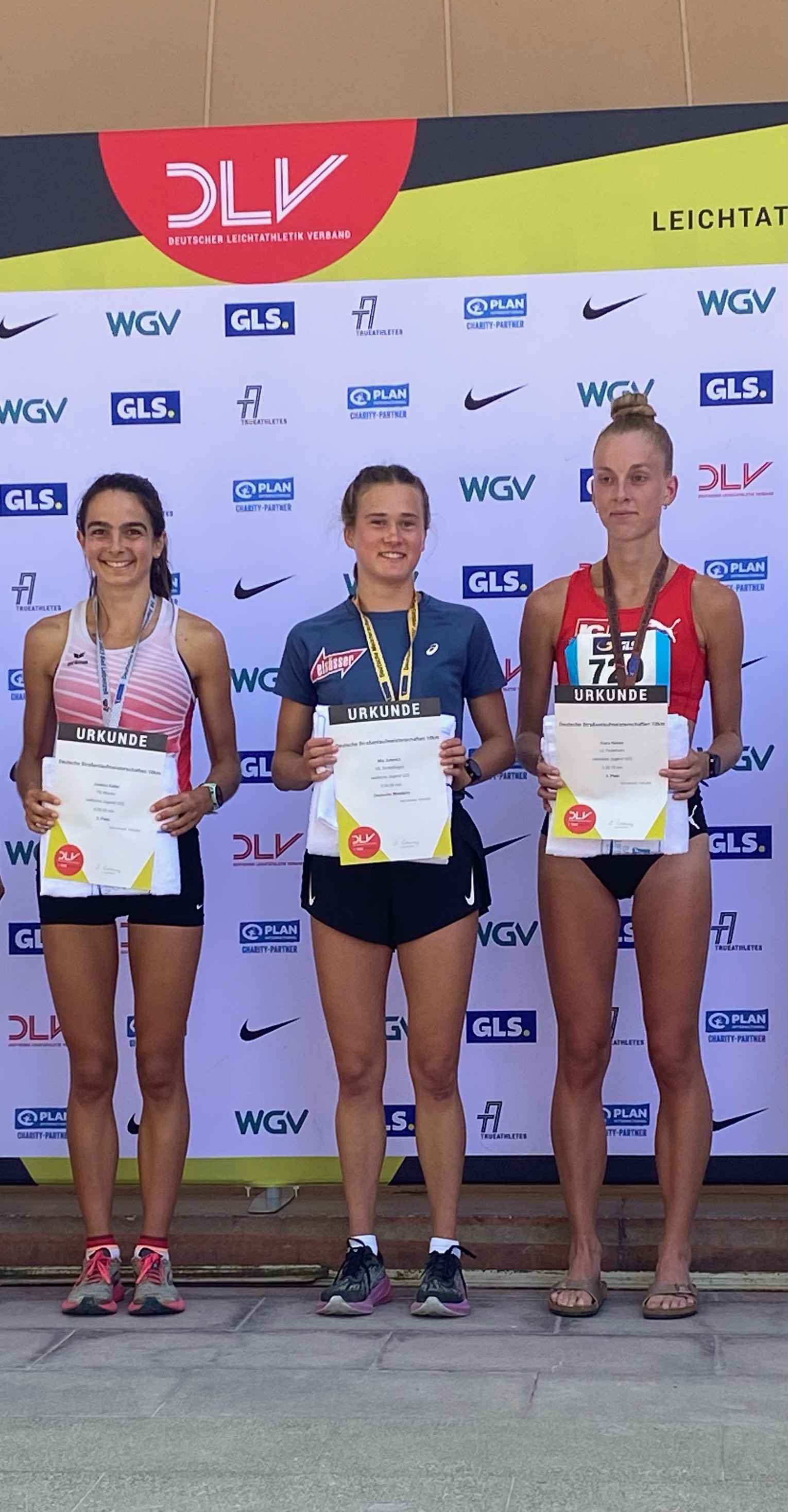 Foto:  Mitte: 1. Platz Mia Jurenka (34:06 Minuten), links: 2. Platz Jessica Keller (35:03 Min), rechts: 3. Platz Kiara Nahen (35:18 Min)